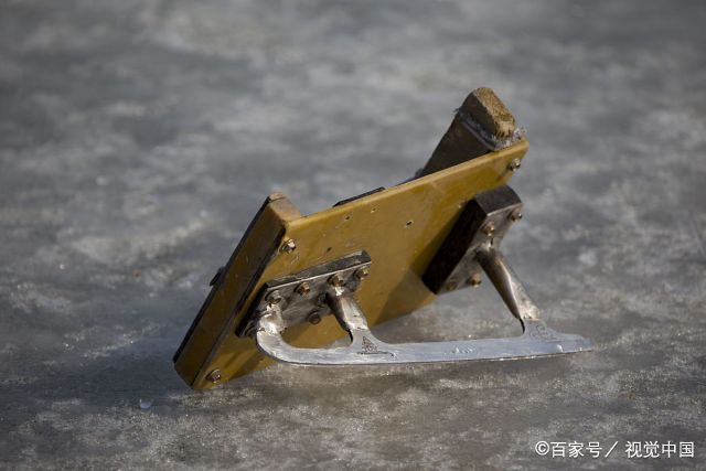 吉林老汉自制"单腿驴",每天在冰上玩着就能把钱挣